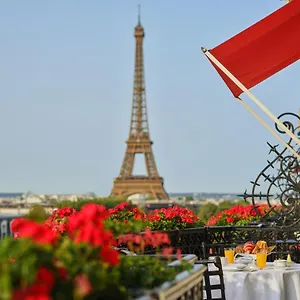 מלון Plaza Athenee - Dorchester Collection *****